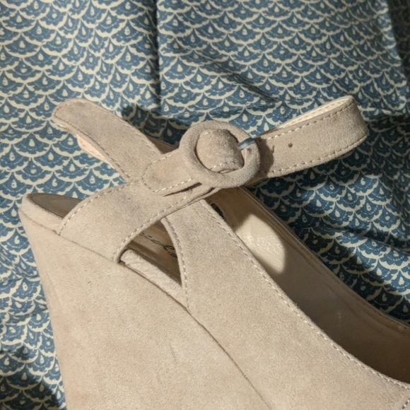 Clemance Strappy Sandal in Taupe - Picture 5 of 6
